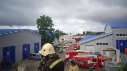 Курские огнеборцы потушили горящую резину на производстве